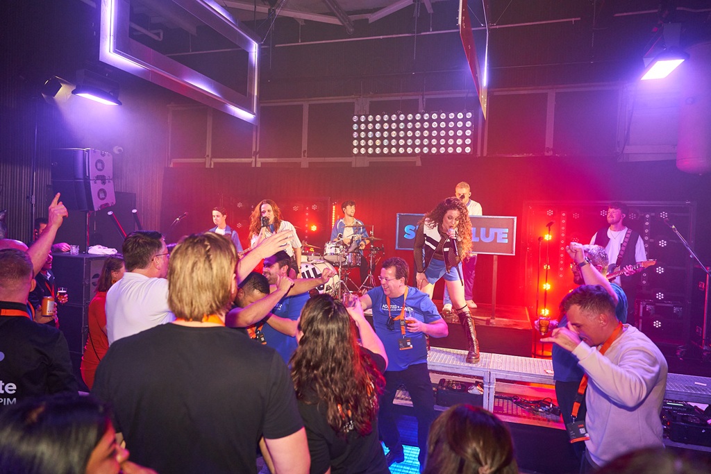 Meet Magento Netherlands afterparty people dancing