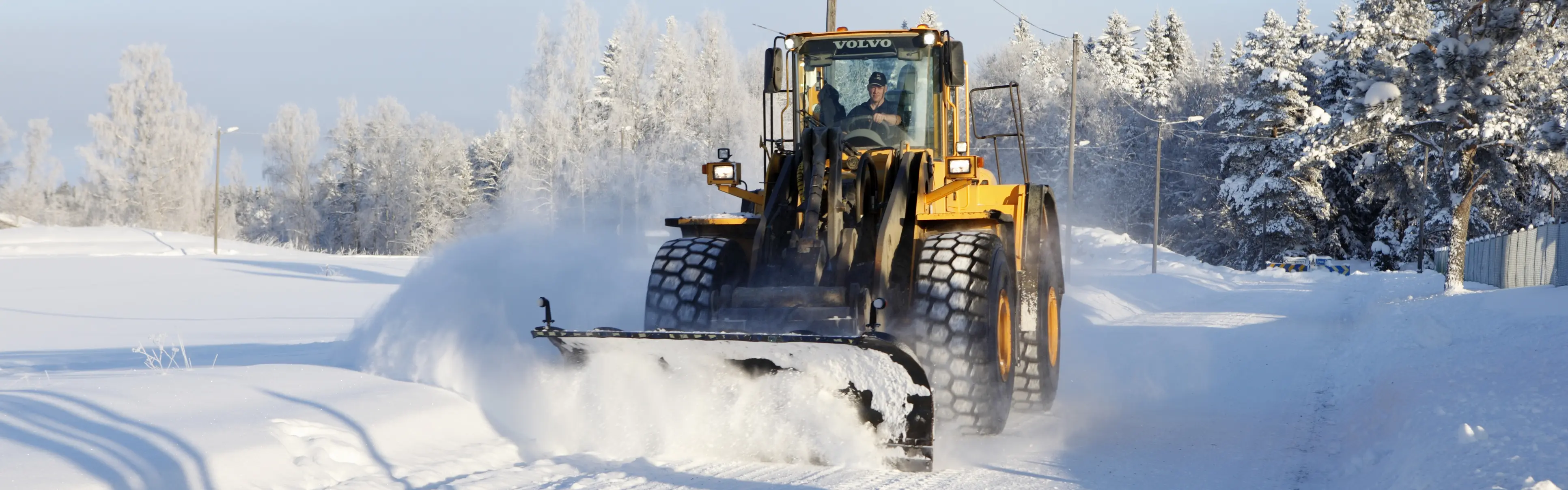 Volvo loader Friedrich Niemann plowing snow on the road