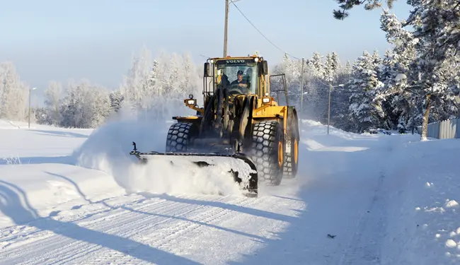 Friedrich Niemann Volvo loader plowing snow on the road thumbnail image